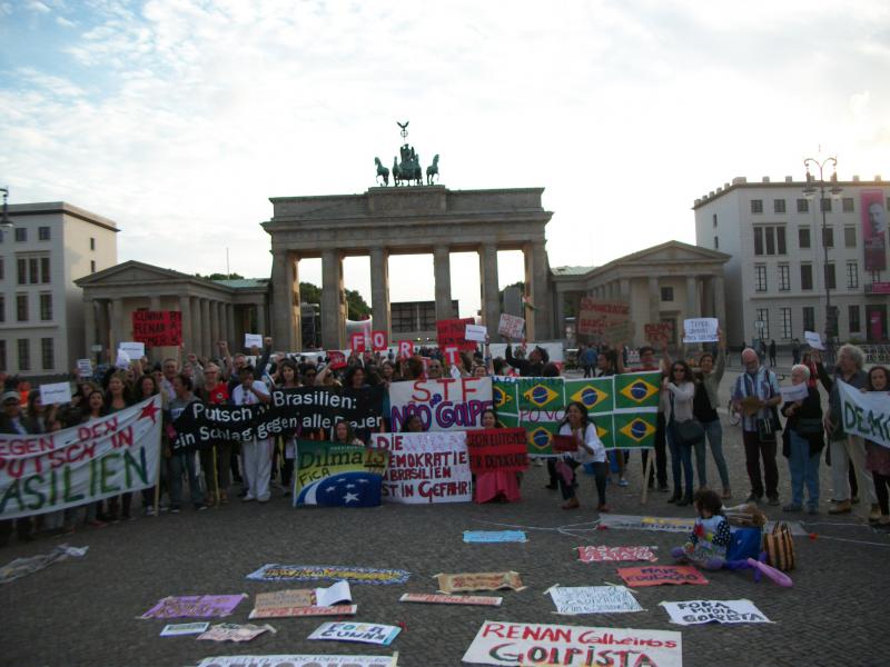 Weltweit, wie hier in Berlin, kam es am Freitag zu Kundgebungen der Solidarität mit den Protesten in Brasilien unter dem Motto "Dilma bleibt" und "Temer raus"
