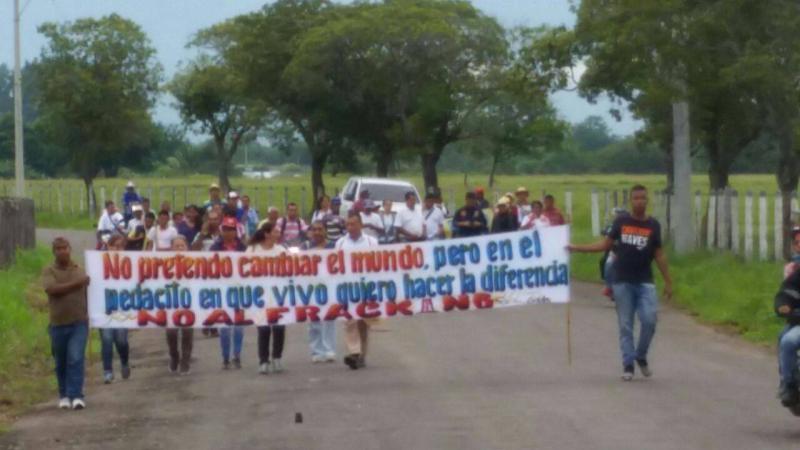 "Ich habe nicht vor, die Welt zu ändern, aber in dem Stückchen, in dem ich lebe, möchte ich einen Unterschied machen – Nein zum Fracking": Protestbanner in San Martín