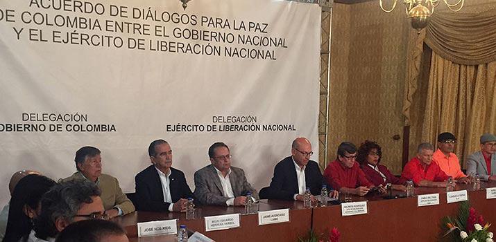 Delegierte der Regierung und der ELN gaben bei einer Pressekonferenz am 10. Oktober in Caracas den Auftakt offizieller Verhandlungen am 27. Oktober bekannt