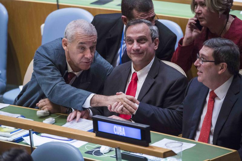 Kubanische Delegation vor der UNO nach der Abstimmung: In der Mitte Kubas UN-Botschafter Rodolfo Reyes Rodríguez, rechts Außenminister Bruno Rodríguez Parrilla