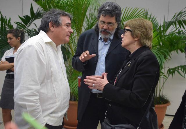 Abel Prieto (mi.), hier mit dem bisherigen Kulturminister Julián González Toledo und der ehemaligen argentinischen Ressortchefin Teresa Parodi