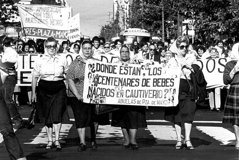 Die Suche nach ihren Enkeln wird erschwert. Demonstration der "Abuelas de Plaza de Mayo" am 5. Mai 1980:
"Wo sind die Hunderte von Babys, die in Gefangenschaft geborden wurden?"