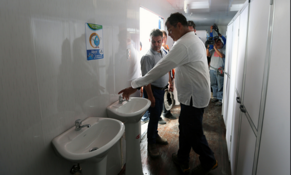 Präsident Rafael Correa besichtigt eine Unterkunft, die nach dem Erdbeben für Opfer der Zerstörungen errichtet worden ist