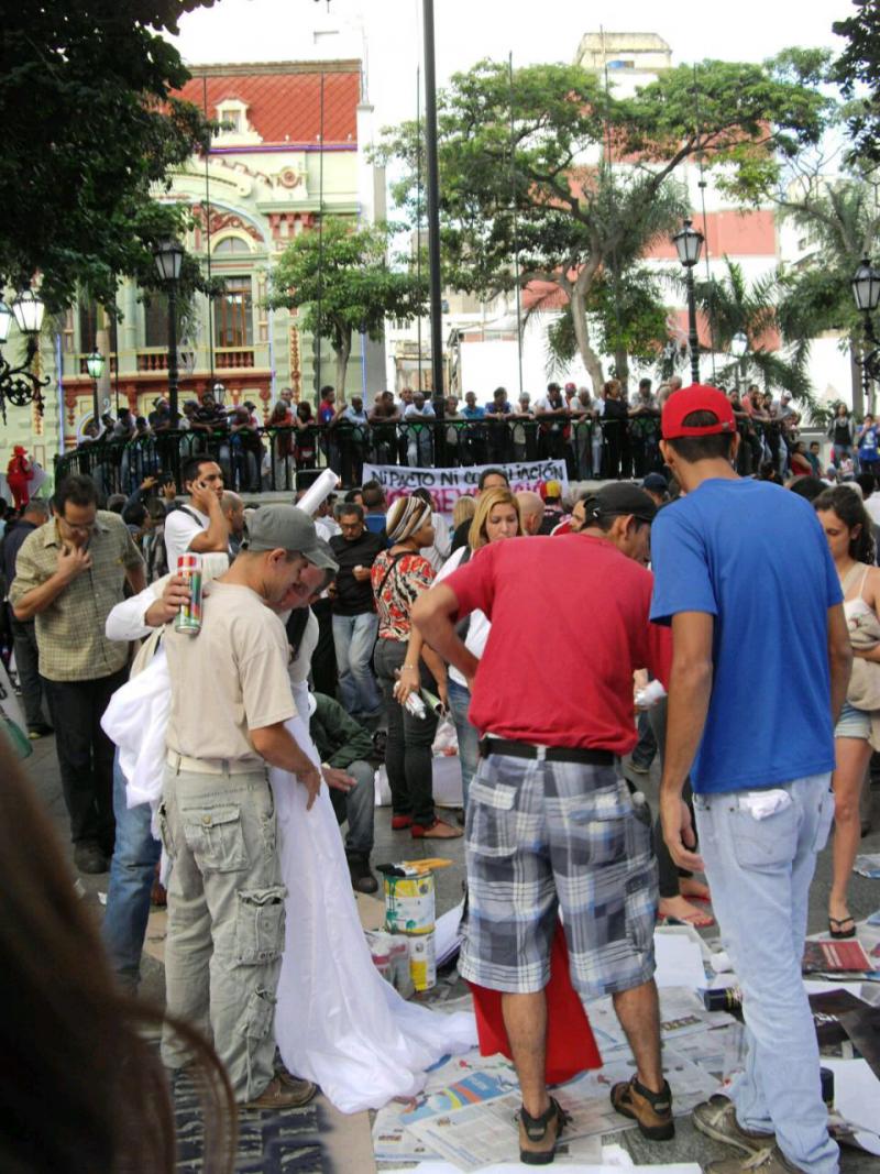 Anhänger der Regierung beschriften im Zentrum von Caracas Transparente für die Demonstration heute