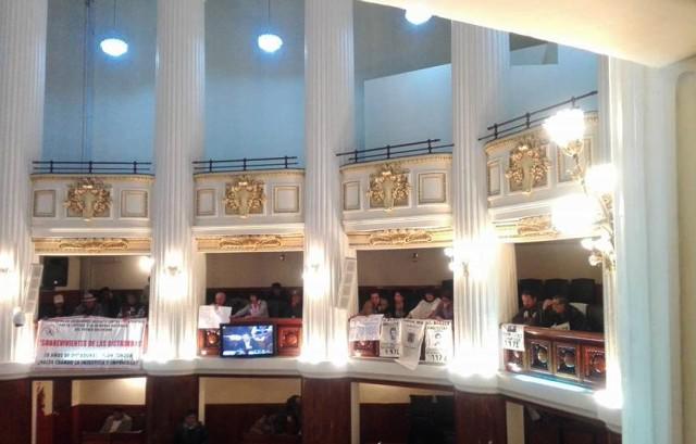 Angehörige von Diktaturopfern waren bei der Parlamentsdebatte im Plenarsaal. Die "Vereinigung der Angehörigen von Gefangenen, Verschwundenen und Märtyrern der nationalen Befreiung Boliviens" fordert seit Jahren eine Wahrheitskommission