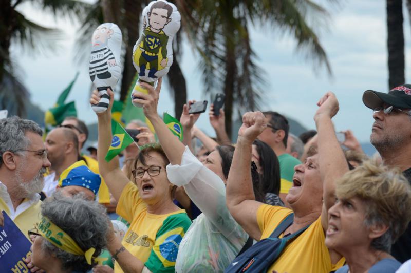 Demonstranten in Rio de Janeiro mit Gummipuppen, die Ex-Präsident Luiz Inácio Lula da Silva als Häftling und Staatsanwalt Sergio Moro als Superman zeigen