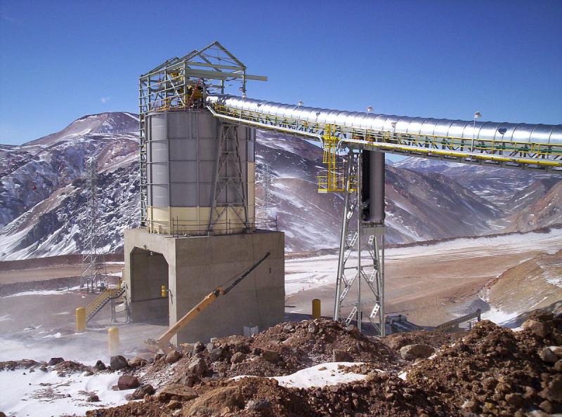Die von Barrick Gold betriebene Mine Veladero in Argentinien  baut  in einem geschützten Gletschergebiet unter Einsatz von Zyanid  unter freiem Himmel Gold ab