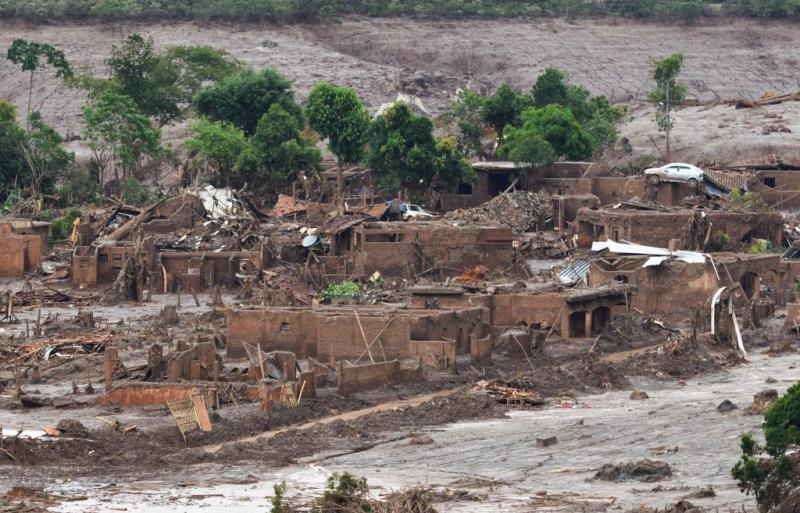 Die durch den Dammbruch ausgelöste Welle aus Schlick und Abbauresten der Eisenerzmine zerstörte das angrenzende Dorf Bento Rodrigues