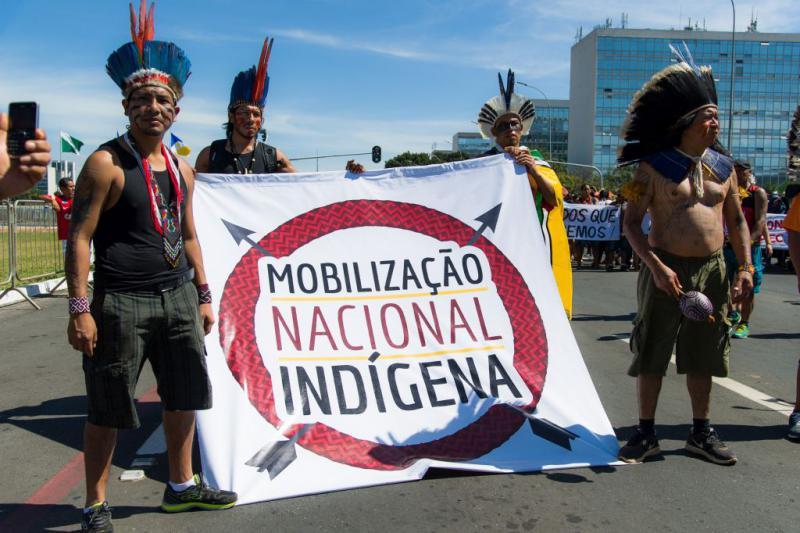 Vertreter indigener Gemeinschaften protestierten vor dem Parlament. Transparent:"Nationale indigene Mobilisierung"
