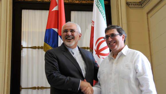 Kubas Außenminister Bruno Rodríguez (rechts) begrüßt seinen iranischen Amtskollegen Mohammed Dschawad Sarif am Montag in Havanna