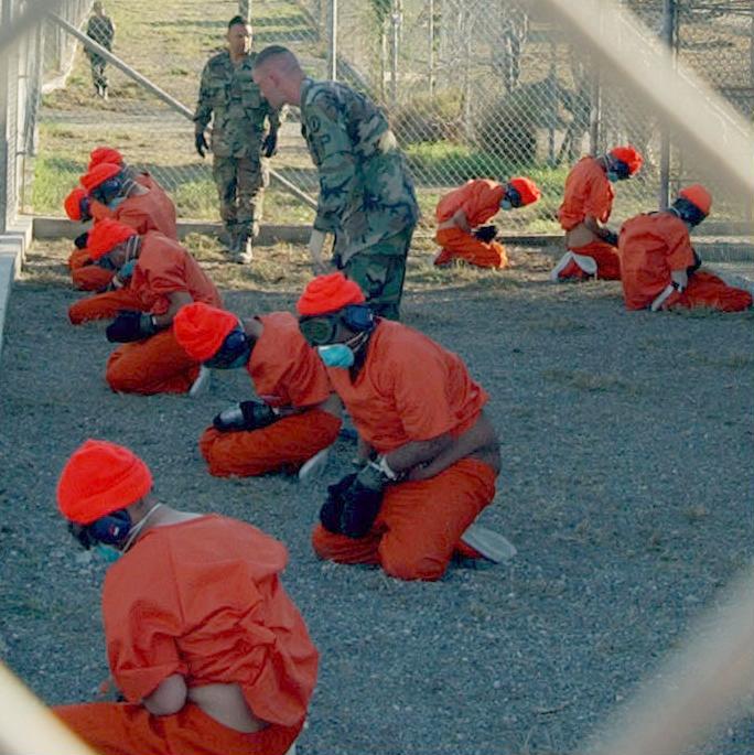 Gefangene bei ihrer Ankunft im Camp X-Ray, Guantanamo Bay, Kuba (2002)