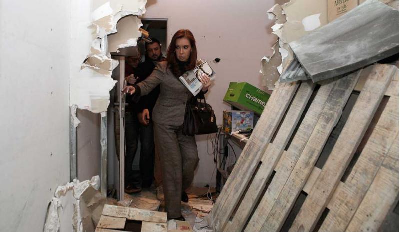 Cristina Fernández de Kirchner bei ihrem Rundgang durch die zerstörte Redaktion von Tiempo Argentino