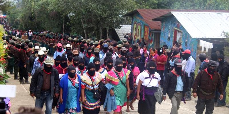 Einzug der EZLN zur Veranstaltung anlässlich des 20. Geburtstages des CNI