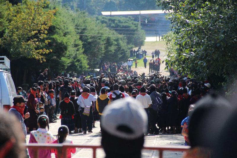 Das Festival in Oventik begann mit einer Parade der zapatistischen Soldaten