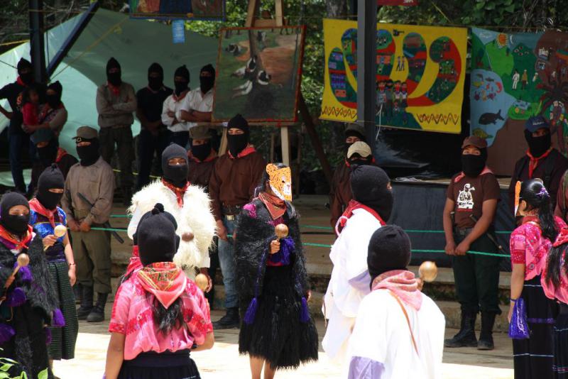 Mehr als 500 Zapatisten präsentierten in Oventik Tänze, Musik und Theaterstücke. Hier führt eine Gruppe von jungen Männern und Frauen einen traditionellen Tanz auf