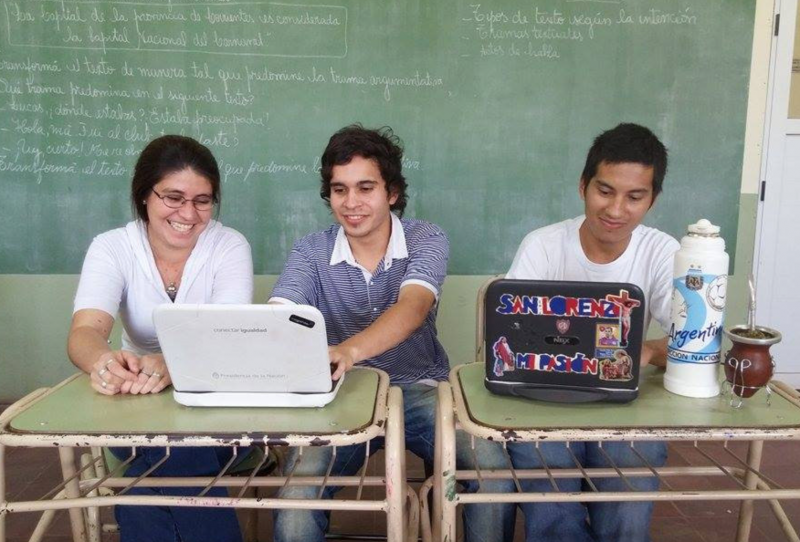 Schüler in Argentinien mit Laptops des Programms "Conectar Igualdad"