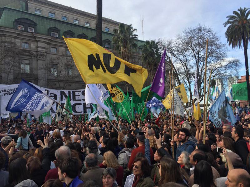 Die kürzlichen Aussagen von Präsident Macri stießen unter linken, studentischen und sozialen Gruppierungen auf Entrüstung, sodass diese zur Teilnahme am 2000. Marsch der "Madres" mobilisiert hatten