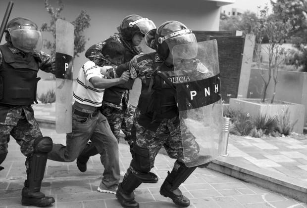 Polizeieinheiten gehen repressiv gegen eine Demonstration von COPINH vor