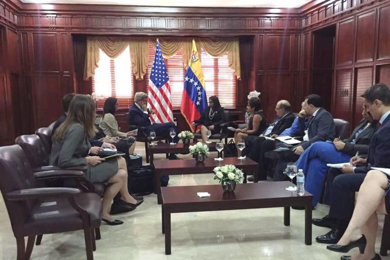 Venezuelas Außenministerin Delcy Rodríguez und ihr US-amerikanischer Amtskollege John Kerry bei ihrem Gespräch am Dienstag in Santo Domingo