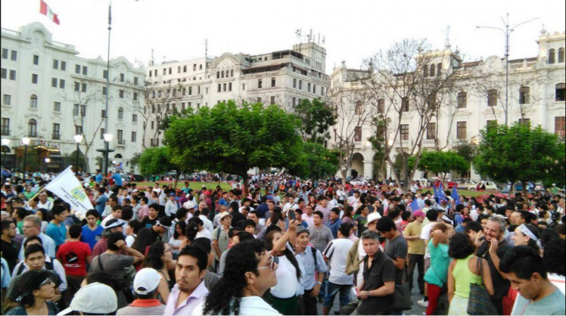 Demonstranten forderten am Dienstag erneut Ausschluss der Präsidentschaftskandidatin Keiko Fujimori, Lima