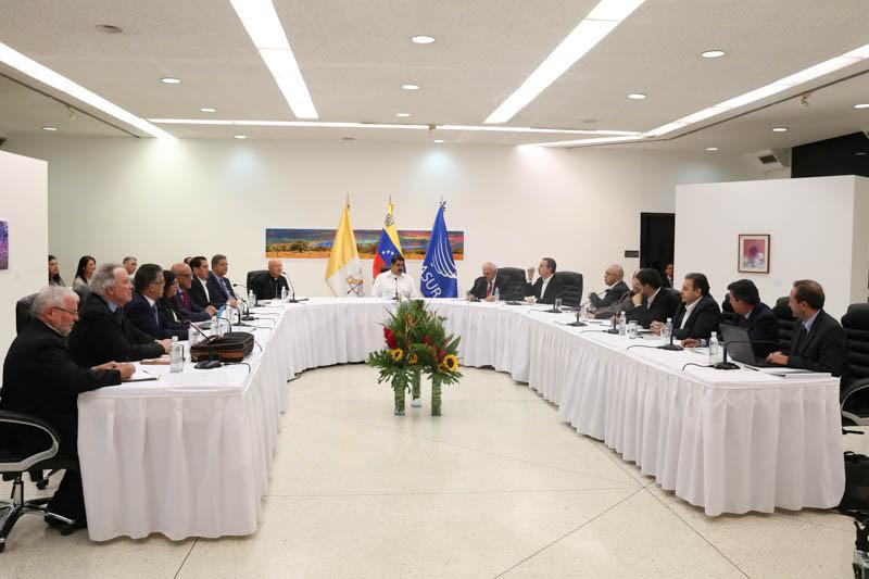 Neben Vertretern von Regierung und Opposition nahmen der päpstliche Gesandte Celli, Unasur-Generalsekretär Samper sowie die Ex-Präsidenten Zapatero, Torrijos und Fernández  an dem Treffen in Venezuelas Hauptstadt teil