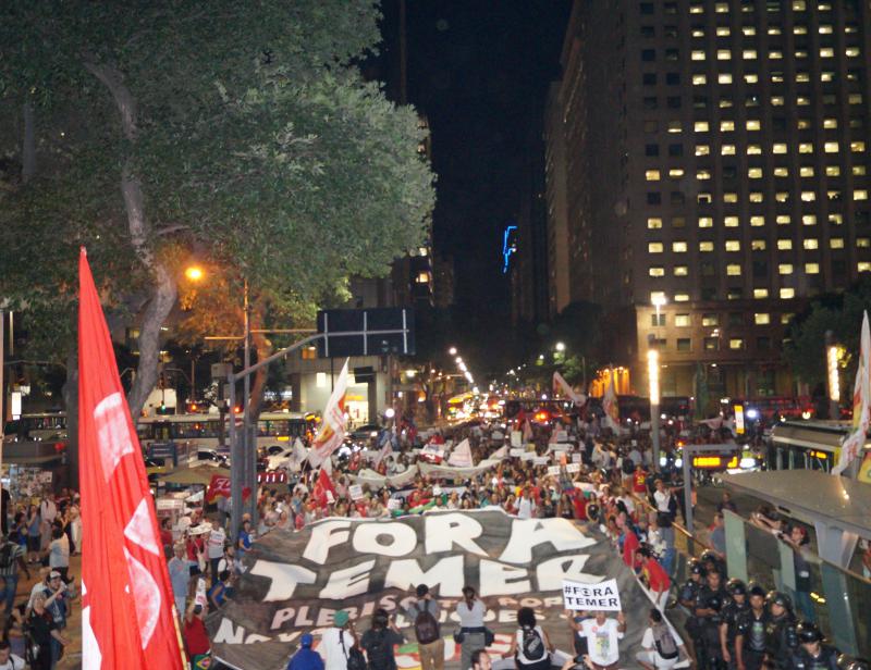 Am Abend der Senatsdebatte demonstrierten landesweit Tausende wie hier in Rio de Janeiro "Gegen den Putsch"