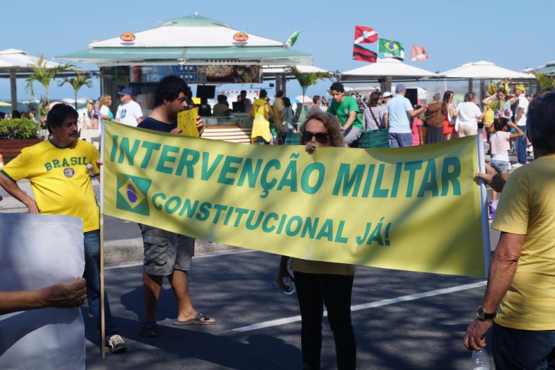In den meisten Städten forderten Gegner von Dilma Rousseff und PT wie hier in Rio de Janeiro eine "Militärische Intervention", sprich eine Regierungsübernahme durch das Militär.