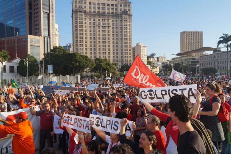 In Rio de Janeiro beteiligten sich Mitglieder der Gewerkschaft der Erdölarbeiter (Sindipetro) an der Demonstration gegen den "Putschisten Temer".