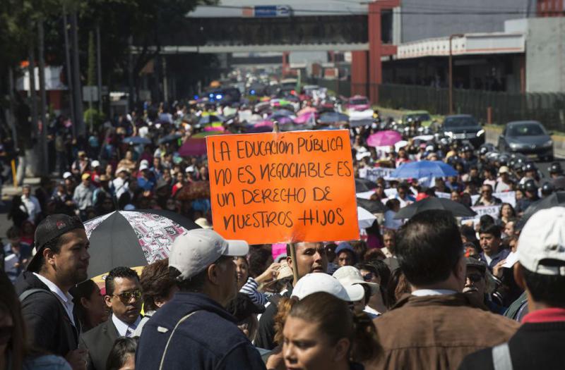 Protest gegen Bildungsreform am 6. Juli in Mexiko-Stadt: "Öffentliche Bildung ist nicht verhandelbar, sie ist ein Recht unserer Kinder"