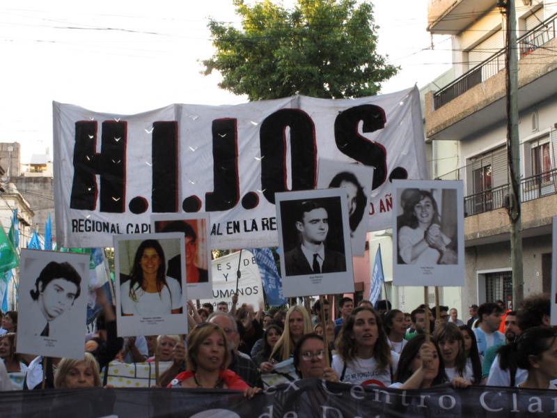 Für den 14. Dezember 2016 hatte H.I.J.O.S., eine Organisation der Nachkommen von während der Militärdiktatur verschwundenen Personen, zu einem Escrache gegen Alfredo Omar Feito