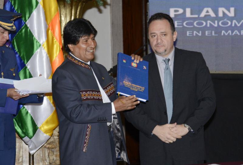 Evo Morales mit dem Minister für Planung und Entwicklung, René Orellana, bei Vorstellung des Planes