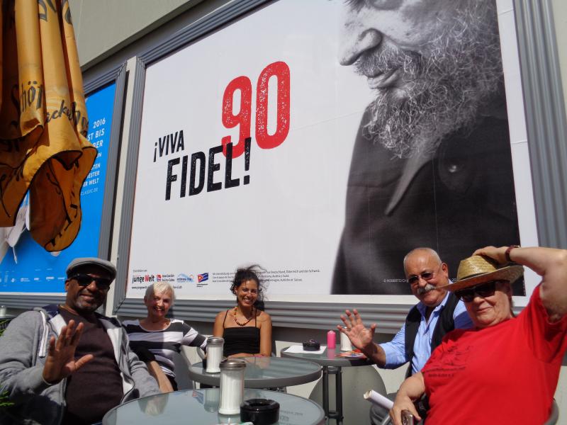Aktivisten vor dem Geburtstags-Plakat für Fidel Castro in Berlin