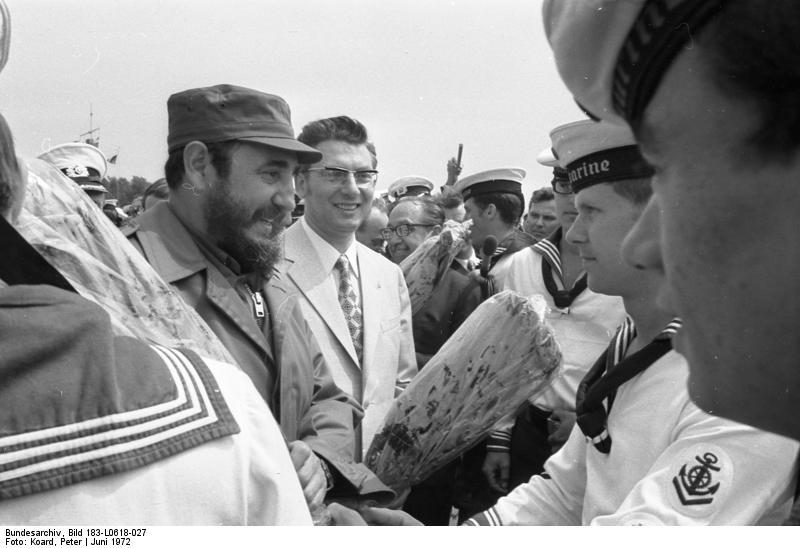 Fidel Castro mit Matrosen der Volksmarine der DDR