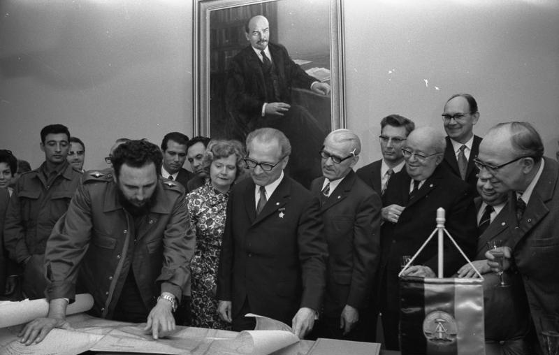 Fidel Castro und Erich Honecker über einer Landkarte. Castro zeigte seinen Gastgebern die Position der Thälmann-Insel