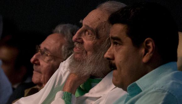 Fidel Castro (mi.), hier mit Raúl Castro (li.) und Venezuelas Präsidenten Nicolás Maduro (re.)