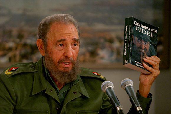 Fidel Castro stellte in der kubanischen TV-Sendung "Mesa Redonda" das Buch von Ignacio Ramonet vor