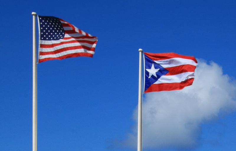 Flaggen der USA und Puerto Ricos