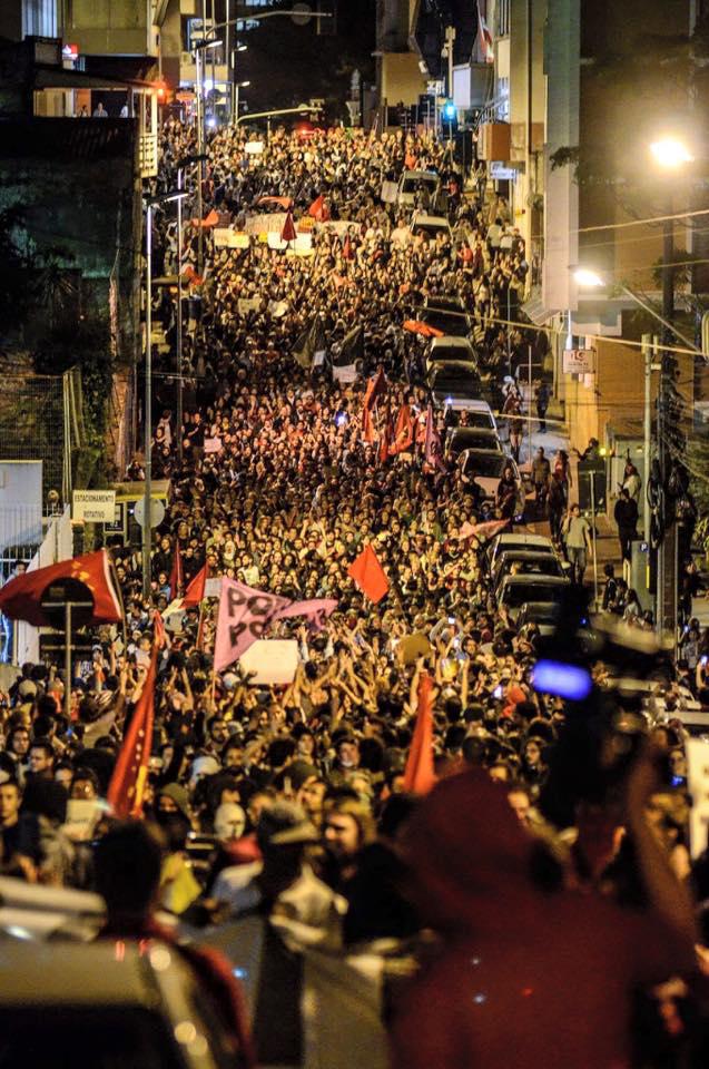 Tausende gingen auch in Florianópolis, der Hauptstadt des  Bundesstaats Santa Catarina, am Freitagabend wieder auf die Straße
