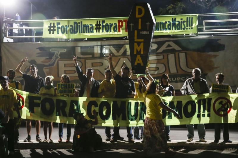 Kundgebung von Rousseff-Gegnern in Brasília. Auf den Transparenten steht: "Weg mit dem Kommunismus", "Weg mit Dilma - Weg mit der PT" und "Nie wieder"