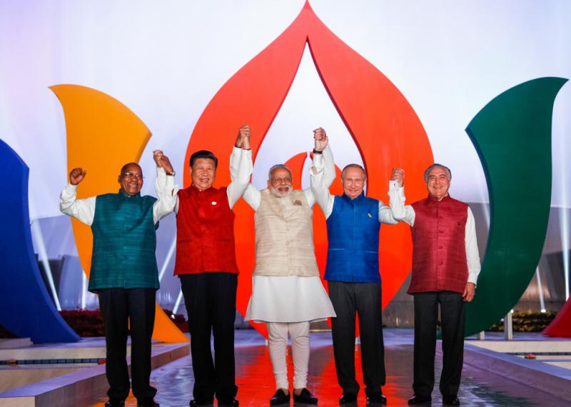 Die Staatschefs von Südafrika, China, Indien,  Russland und Brasilien (von links nach rechts): Jacob Zuma, Xi Jinping,  Narendra Modi, Wladimir Putin und Michel Temer in Goa