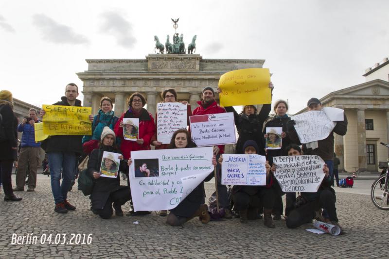 Protest vor dem Brandenburger Tor in Berlin