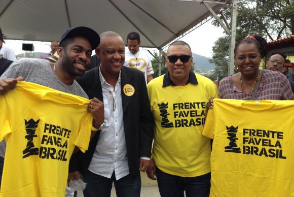 Namhafte Vertreter der brasilianischen Schwarzenbewegung bei der Gründung der Partei "Frente Favela Brasil" am Donnerstag, auf dem Morro da Providência in Rio de Janeiro