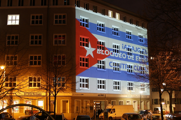 Lichtinstallation der Kuba-Solidaritätsbewegung gegen die US-Blockade am Karl-Liebknecht-Haus in Berlin am 17. Dezember 2015