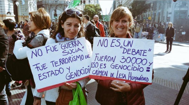 "Es war kein 'schmutziger Krieg', es war Staatsterrorismus und Genozid" (links); "Es ist keine 'Debatte', es waren 30.000 und das ist Genozid = Verbrechen gegen die Menschheit" - Reaktionen auf die jüngsten Aussagen des Staatschefs bezüglich der Diktatur Videlas (1976-1983).