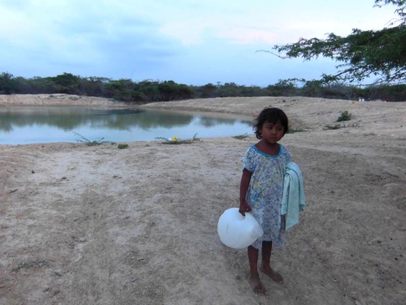 Kinder der indigenen Volksgruppe der Wayú in der Region  La Guajira leiden an Hunger oder Wassermangel