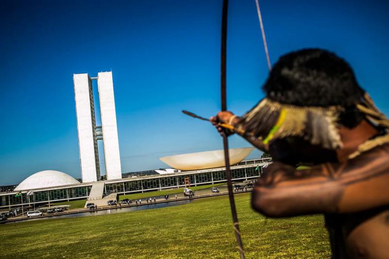 Während einer Demonstration indigener Gemeinschaften vor dem Nationalkongress in Brasília gegen die schleppende Demarkation ihres Landes