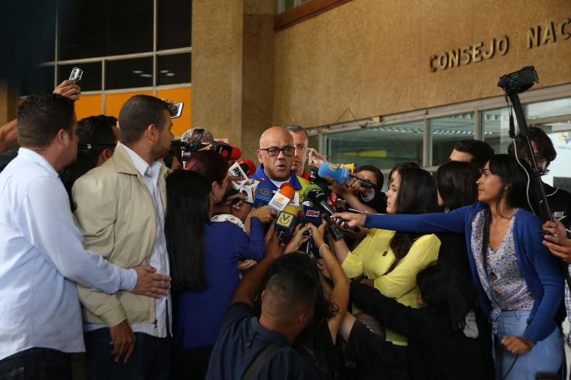 Rodríguez im Gespräch mit Medienvertretern vor dem CNE-Sitz in Caracas