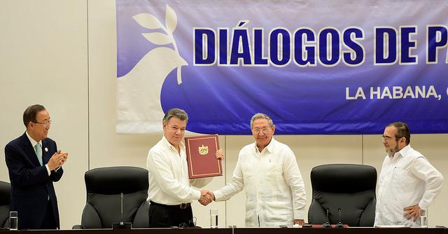 Unterzeichnung des Friedensabkommens in Havanna, Kuba. Mit dabei: UN-Generalsekretär Ban Ki-moon, Kolumbiens Präsident Juan Manuel Santos, Kubas Präsident Raúl Castro, Farc-Chef Timoleón Jiménez