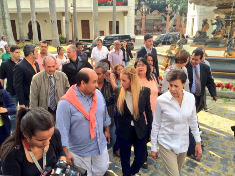 Oppositionsaktivistin Lilian Tintori auf dem Weg in die Nationalversammlung