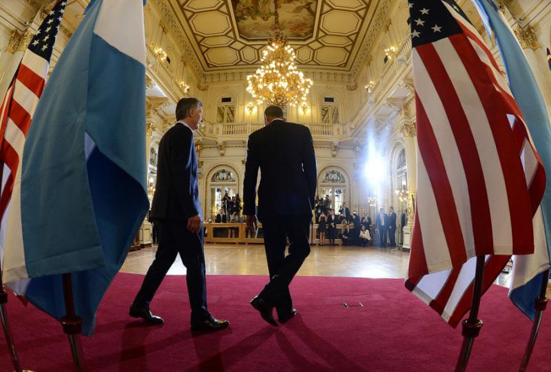 Obama und Macri auf dem Weg zur Pressekonferenz im Präsidentenpalast Casa Rosada am 23. März